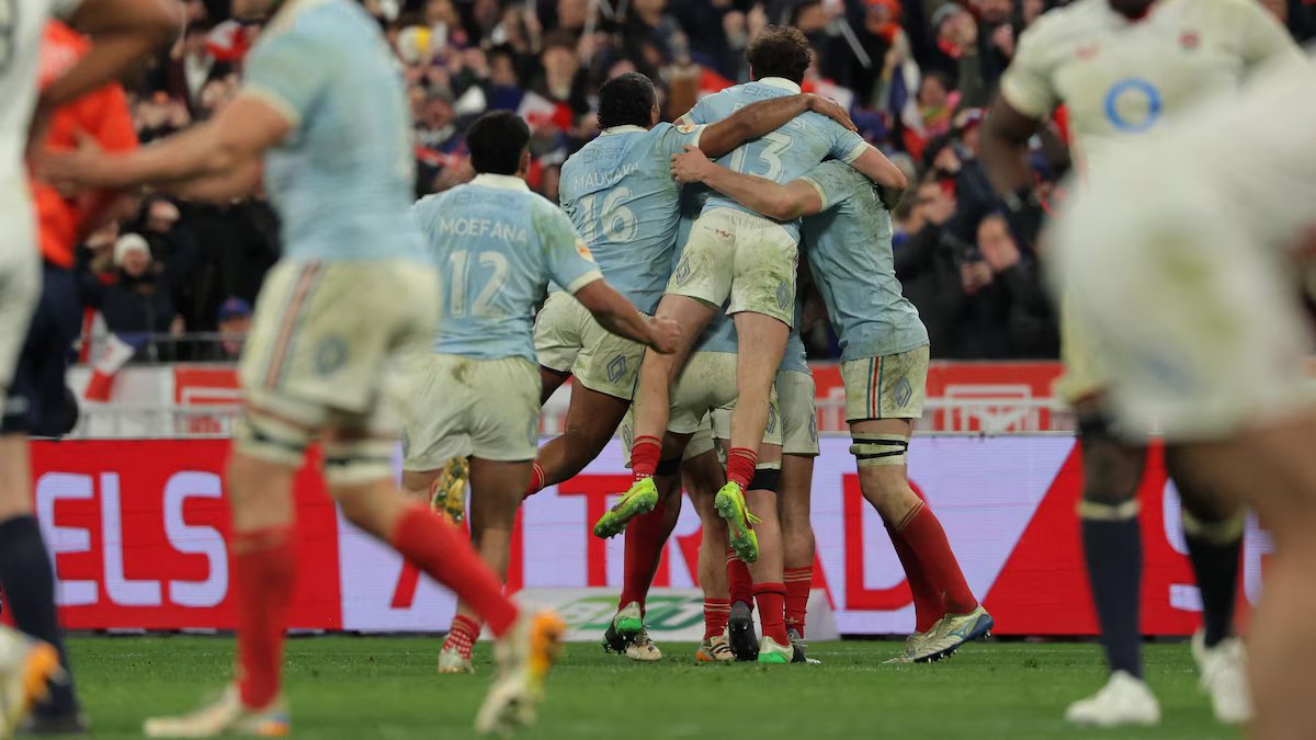 A França sofreu em casa contra a Inglaterra, sofreu pênalti no último jogo e conquistou a vitória nas Seis Nações.