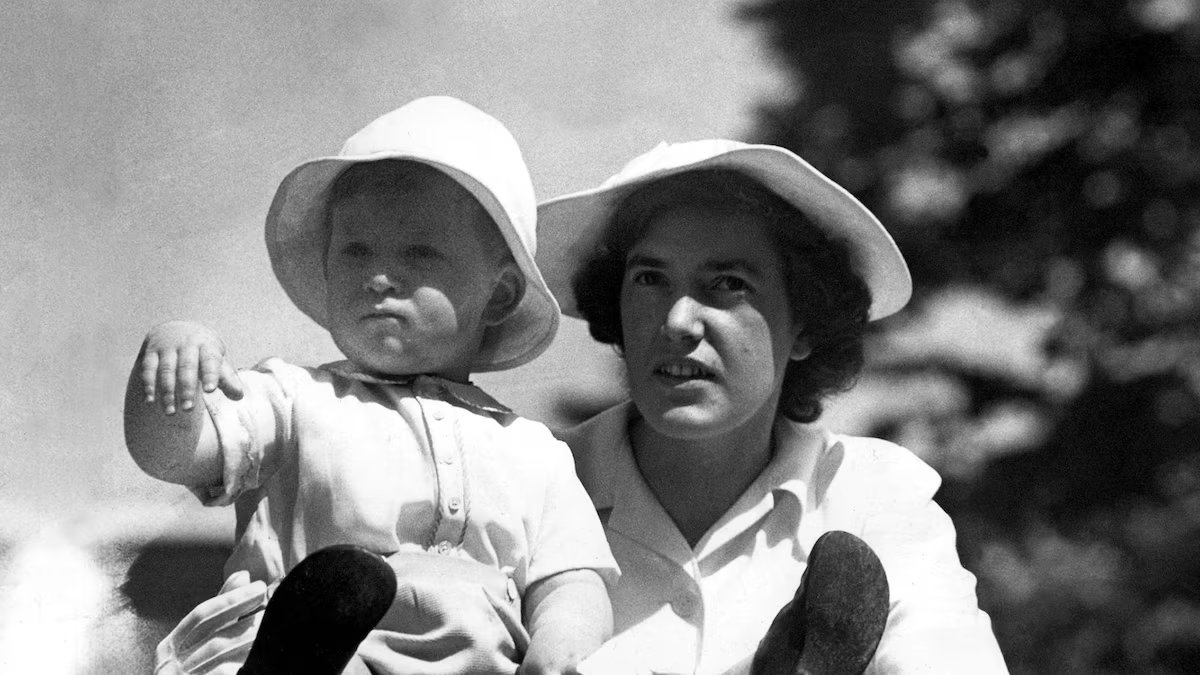 A babá que criou Carlos III e seus irmãos, que assistiam romances com a Rainha, completou 100 anos.