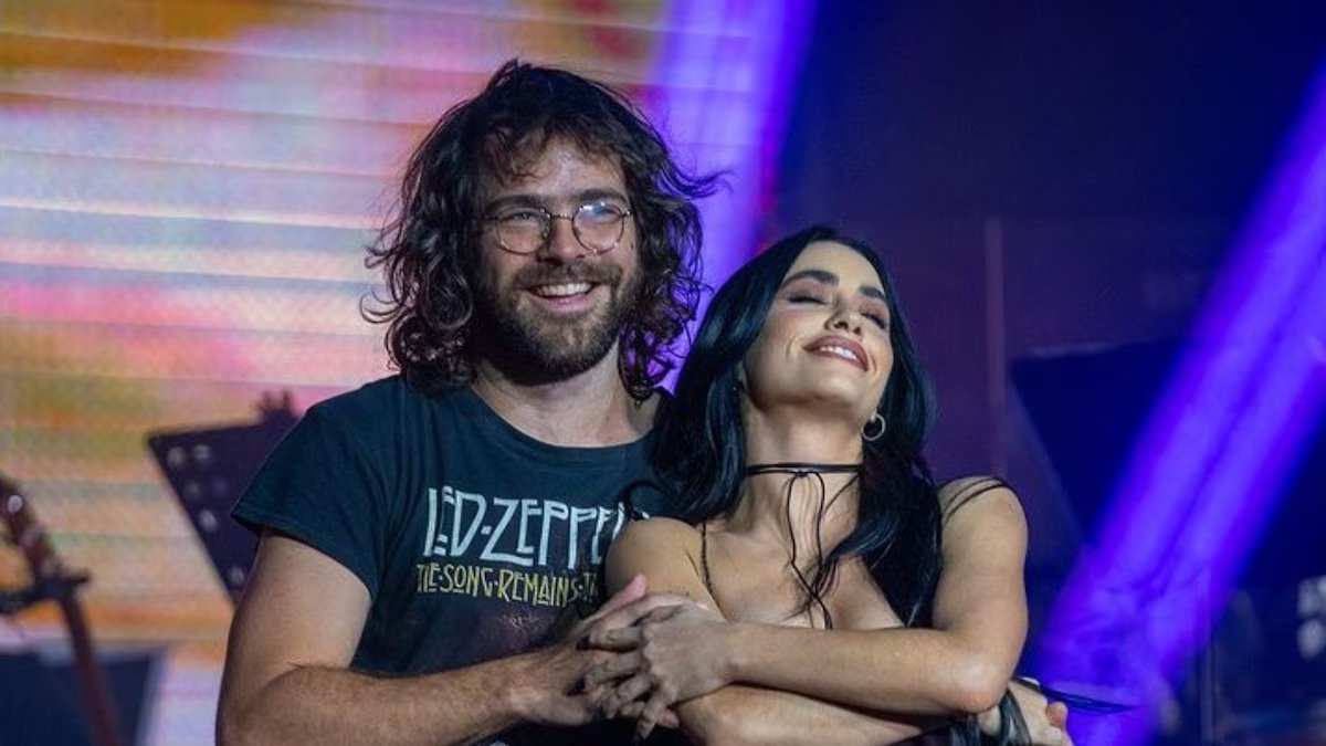 A foto de Lally Esposito e Peter Lanzani que alimentou rumores de um novo emprego