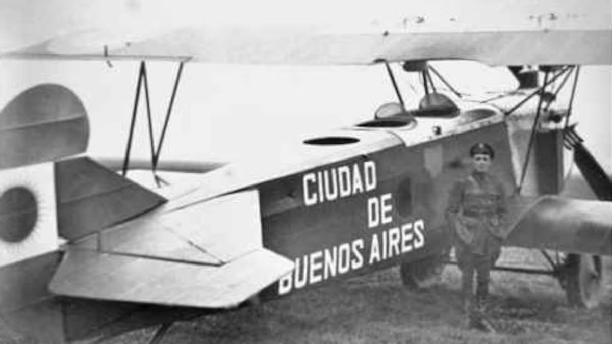 A odisséia do primeiro piloto argentino que tentou circunavegar o globo
