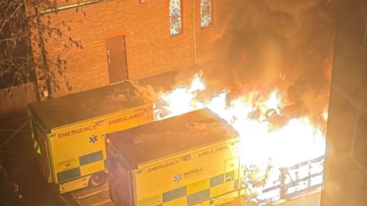 A polícia está investigando um possível “crime antissemita” após um incêndio em uma ambulância judaica