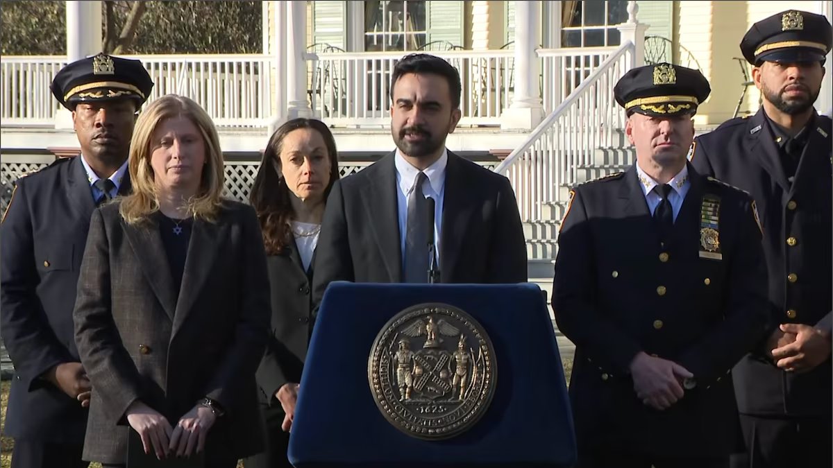 A poucos metros da casa de Mamdani. Um carro Honda com licença de Nova York que escondia explosivos e disparava alarmes.