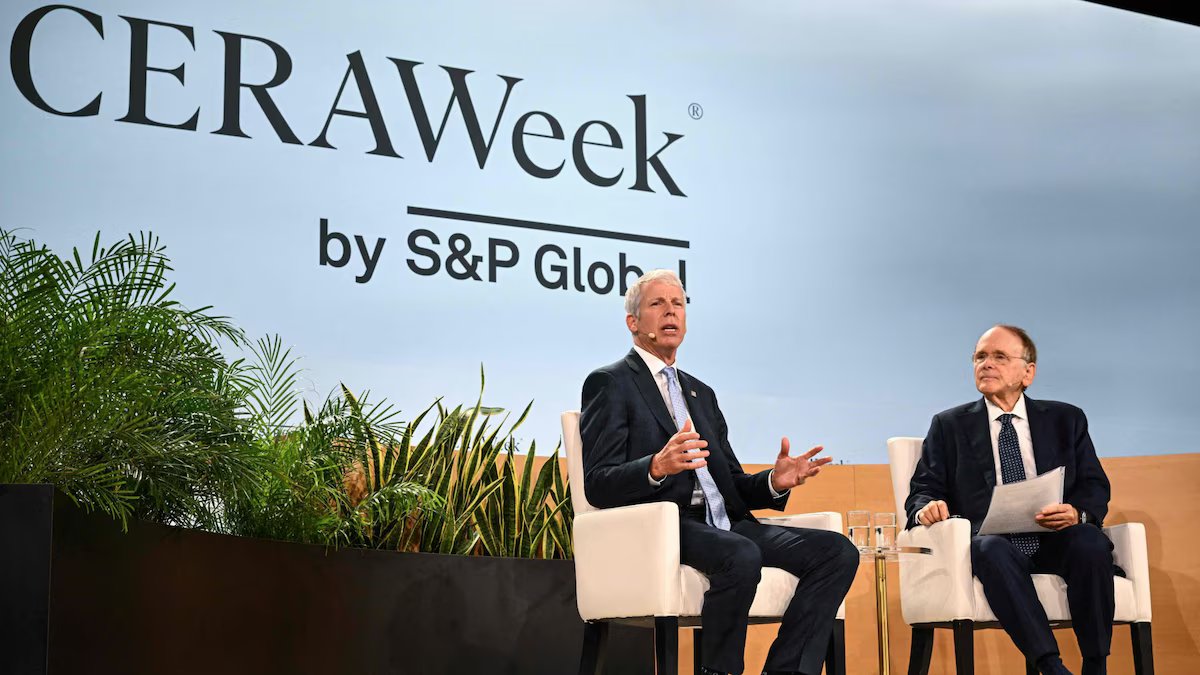 A presença de Rocca, elogios do CEO da Chevron e algumas exigências clandestinas ao governo.