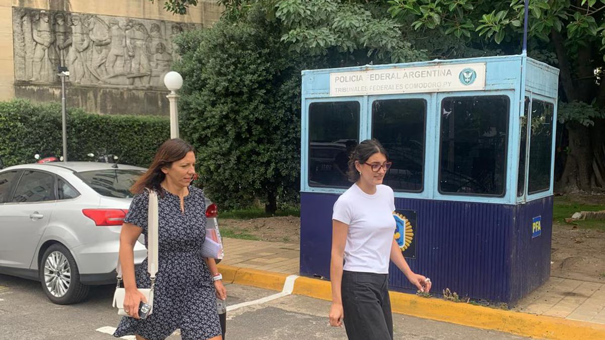 A secretária do piloto que vendeu o voo de Adorni anunciou: