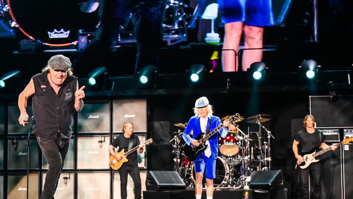 AC/DC no rio. O show da banda, liderado por Angus Young, começou