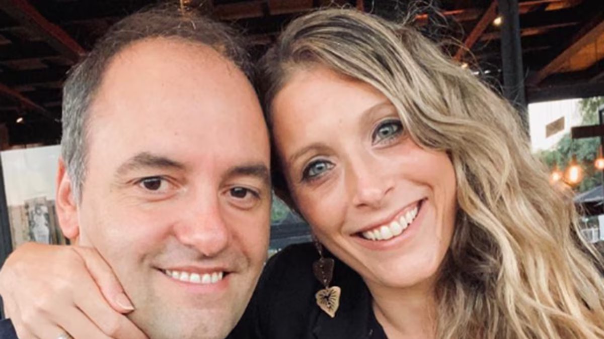 Adorni disse que não levaria mais a esposa em visitas oficiais e atribuiu os ataques a “seres maliciosos”.