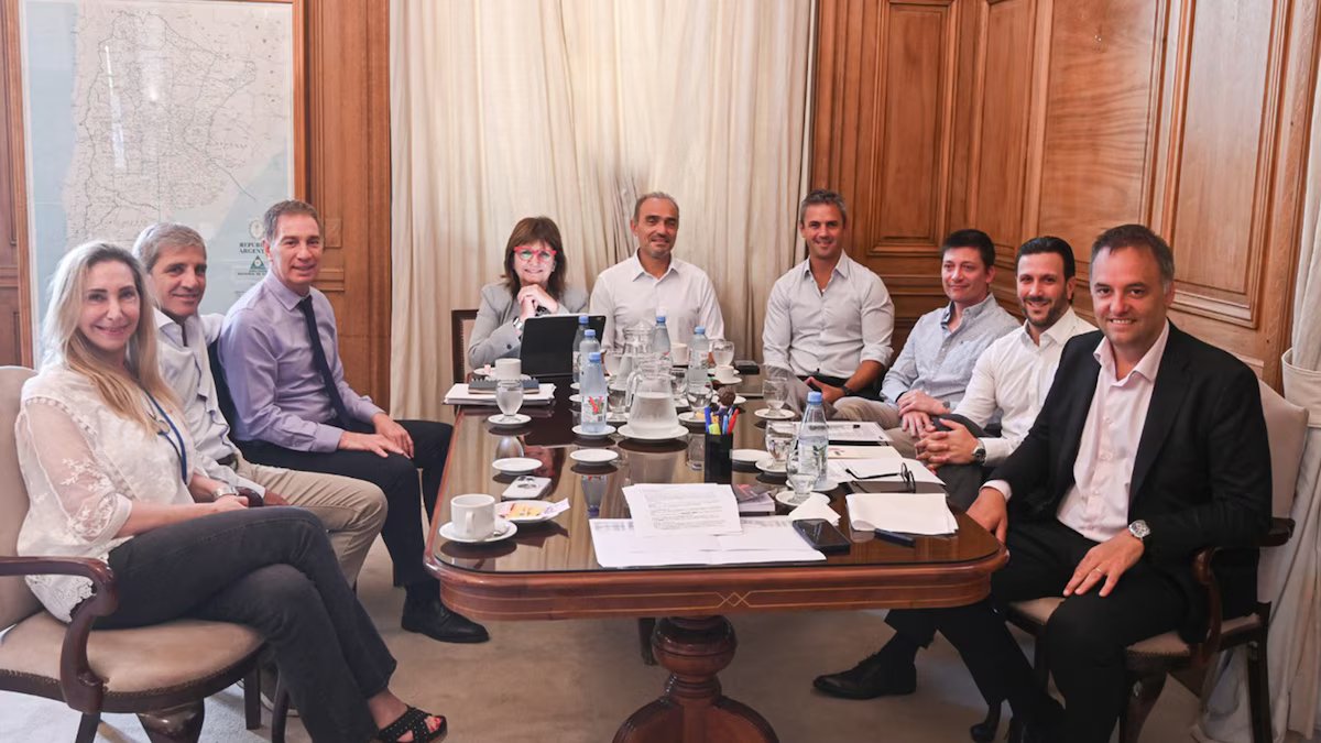 Adorni tenta deixar para trás a polêmica que assola o governo e anuncia pacote de projetos de lei