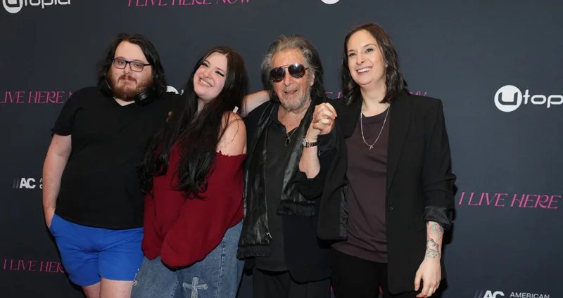 Al Pacino faz aparição rara com 3 de seus 4 filhos para apoiar novo filme da filha Julie | Al Pacino, Anton Pacino, Bebês Celebridades, Julie Pacino, Olivia Pacino | Notícias e fofocas sobre celebridades | Entretenimento, fotos e vídeos