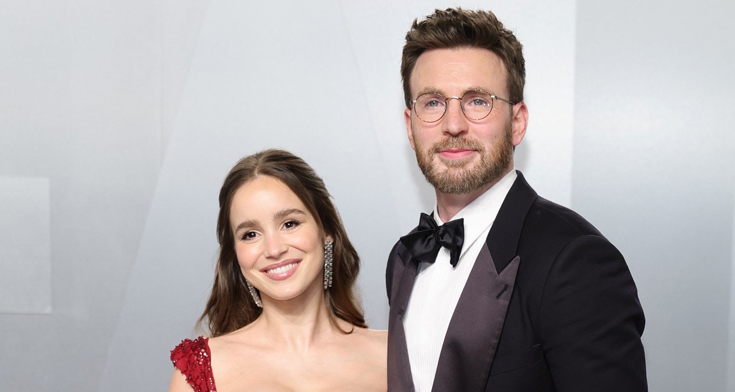 Alba Baptista muda para vestido vermelho para festa do Oscar da Vanity Fair com Chris Evans | Pós-festas do Oscar 2026, Alba Baptista, Chris Evans | Notícias e fofocas sobre celebridades | Entretenimento, fotos e vídeos