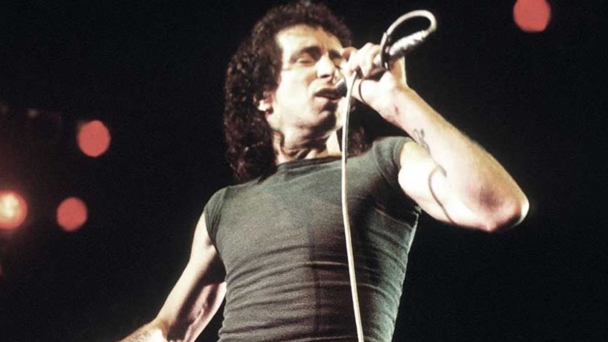 Álcool, rock e falta de controle. uma noite extra que acabou com a vida do vocalista do AC/DC, Bon Scott