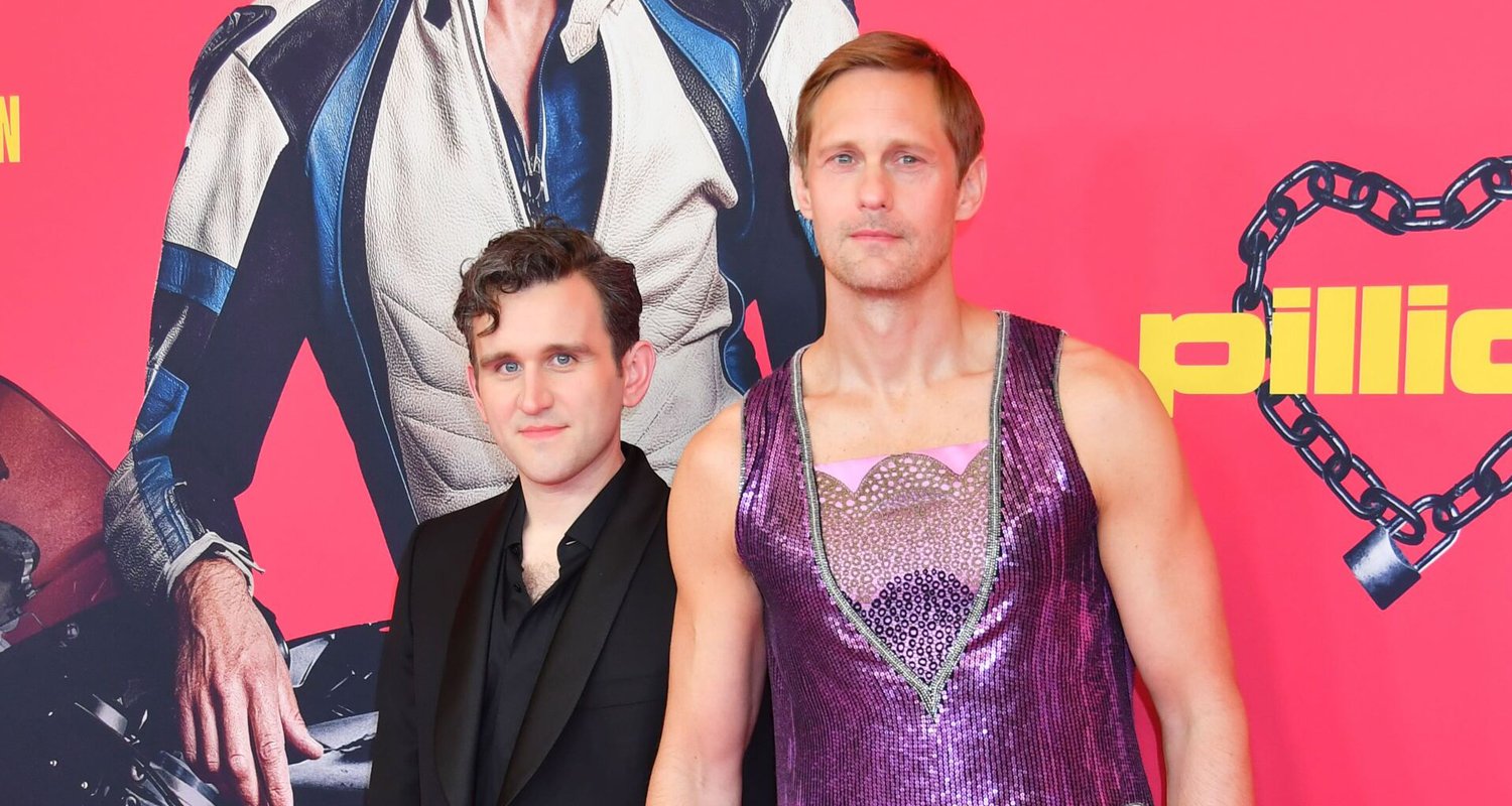 Alexander Skarsgard usa um top roxo brilhante na exibição de ‘Pillion’ na Alemanha | Alexander Skarsgard, Harry Lighton, Harry Melling, Garupa | Notícias e fofocas sobre celebridades | Entretenimento, fotos e vídeos