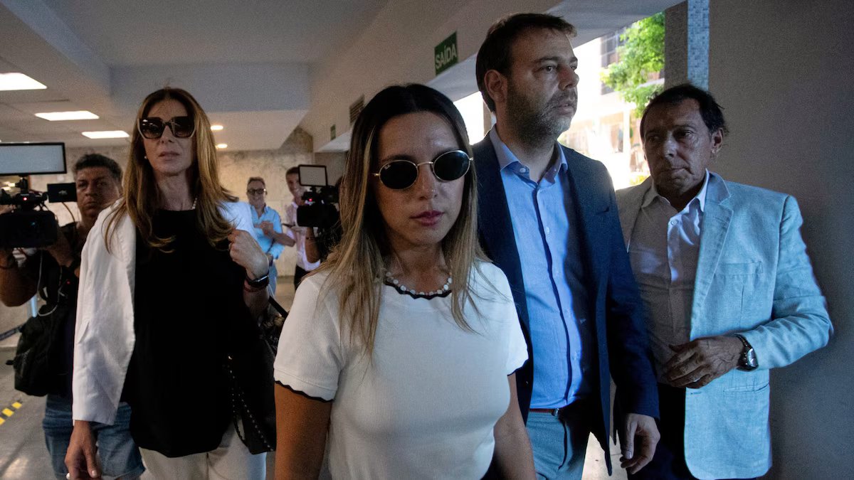 Após o gesto principal do consulado, começou no Rio o julgamento da argentina acusada de racismo.