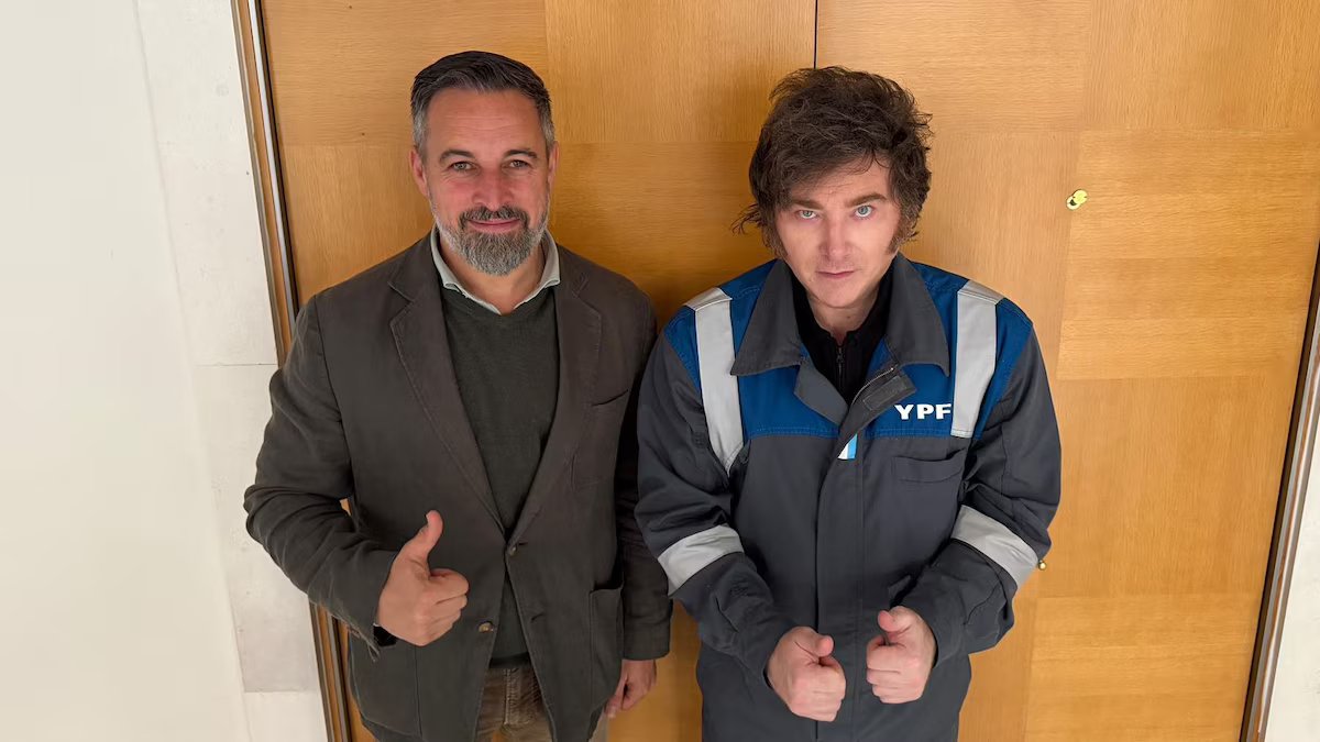 Após reunião com o líder do Vox, Javier Millais discursa em evento de extrema direita