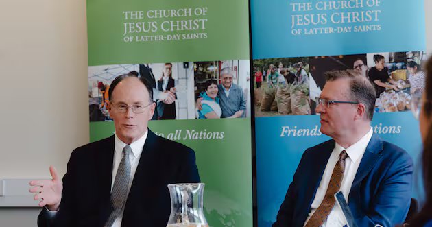 Arcebispo junta-se a líderes humanitários na Europa – Deseret News