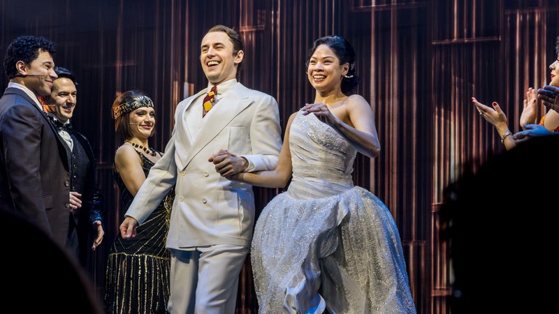 As estrelas casadas da Broadway Eva Noblezada e Reeve Carney se curvam pela primeira vez no musical ‘O Grande Gatsby’ (fotos) | Broadway, Corbin Bleu, Eva Noblezada, Reeve Carney, O Grande Gatsby | Notícias e fofocas sobre celebridades | Entretenimento, fotos e vídeos