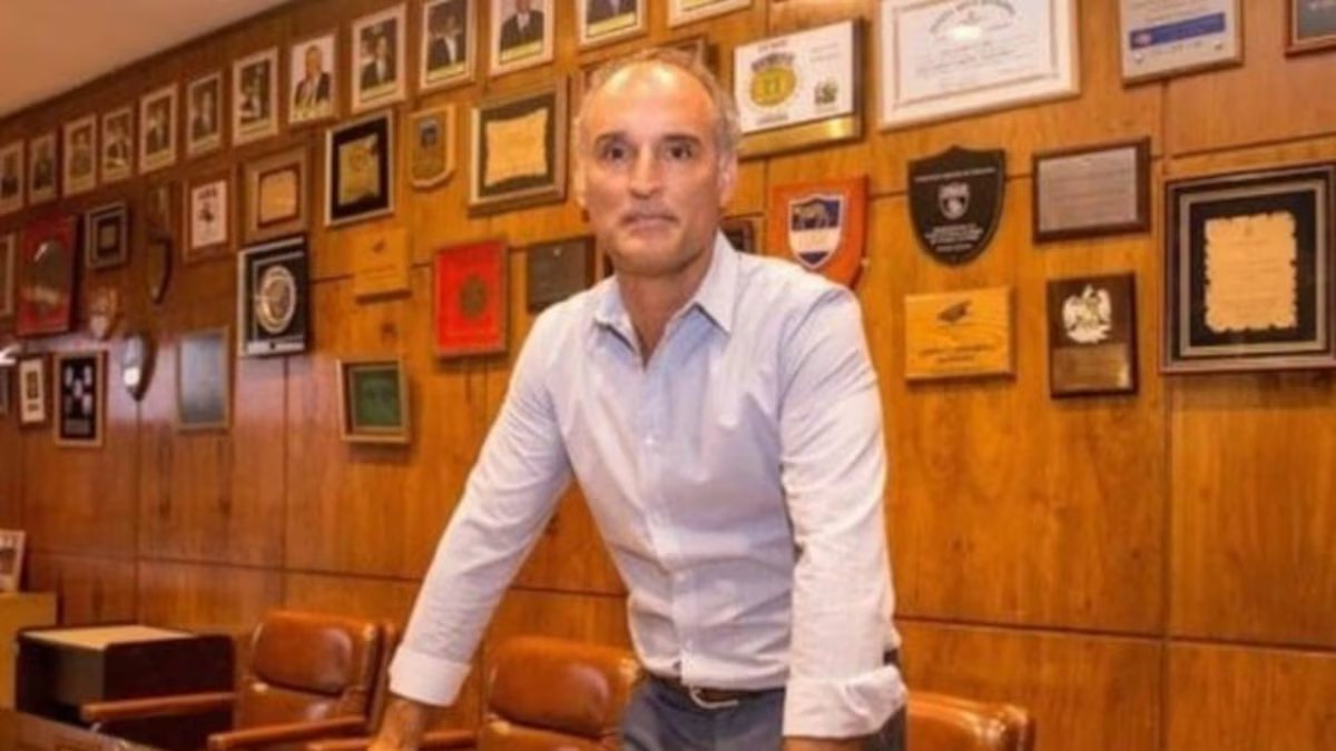 Assim era a nova diretoria da RMU, com Cordova no comando e na forma de herói de bronze.