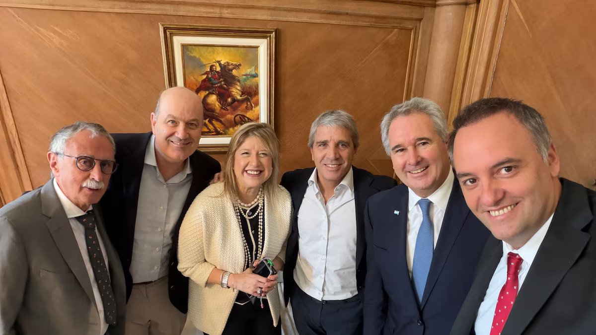 Ataques à imprensa, poucos detalhes e estratégia formulada com Santiago Caputo