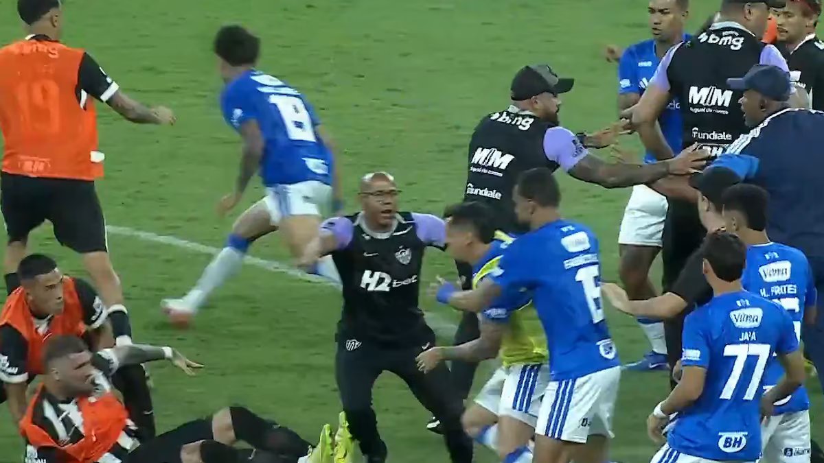 Atlético Mineiro-Cruzeiro e a briga acirrada entre o argentino e o Hulk com os chutes e socos finais