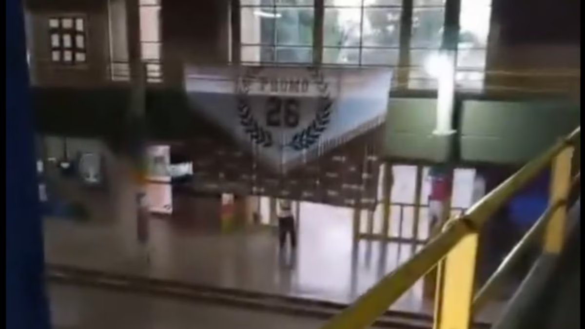 Autoridades de Santa Fé dizem que um assessor escolar conseguiu deter o aluno que atirou na escola