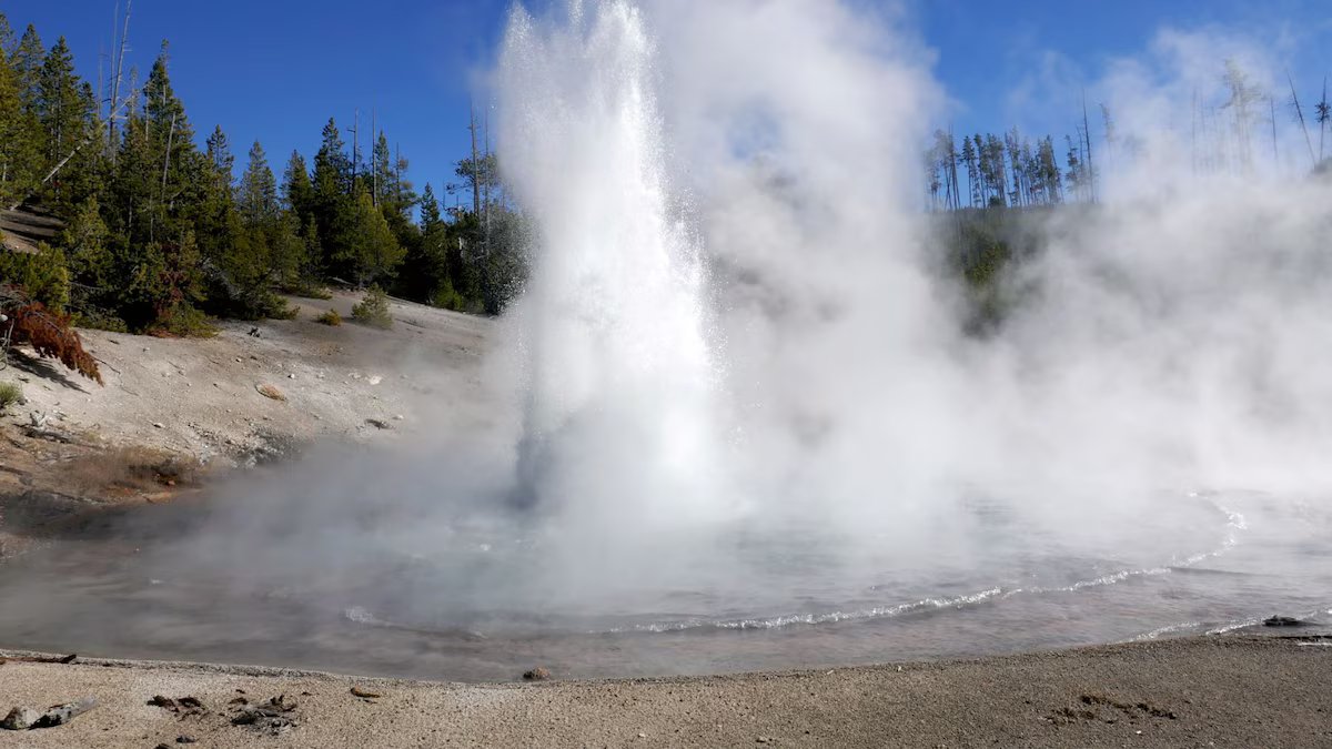 Aviso em Yellowstone? O maior gêiser ácido do mundo “desperta” e entra em erupção após cinco anos