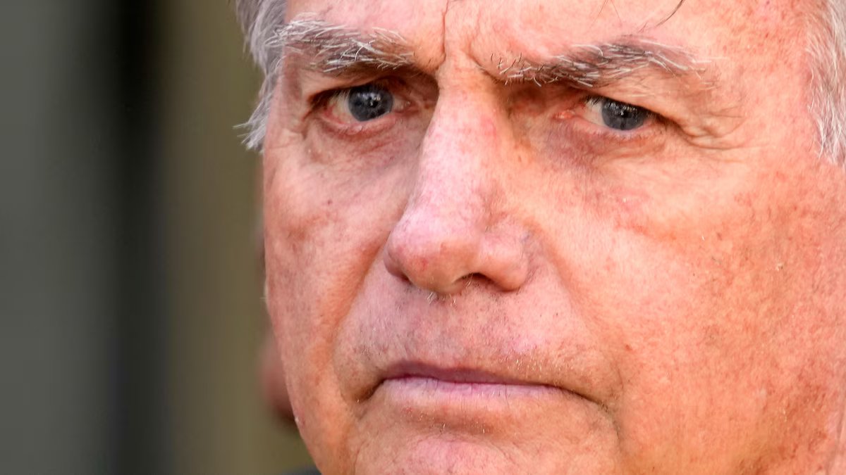 Bolsonaro apresenta leve melhora, mas permanece na UTI com pneumonia