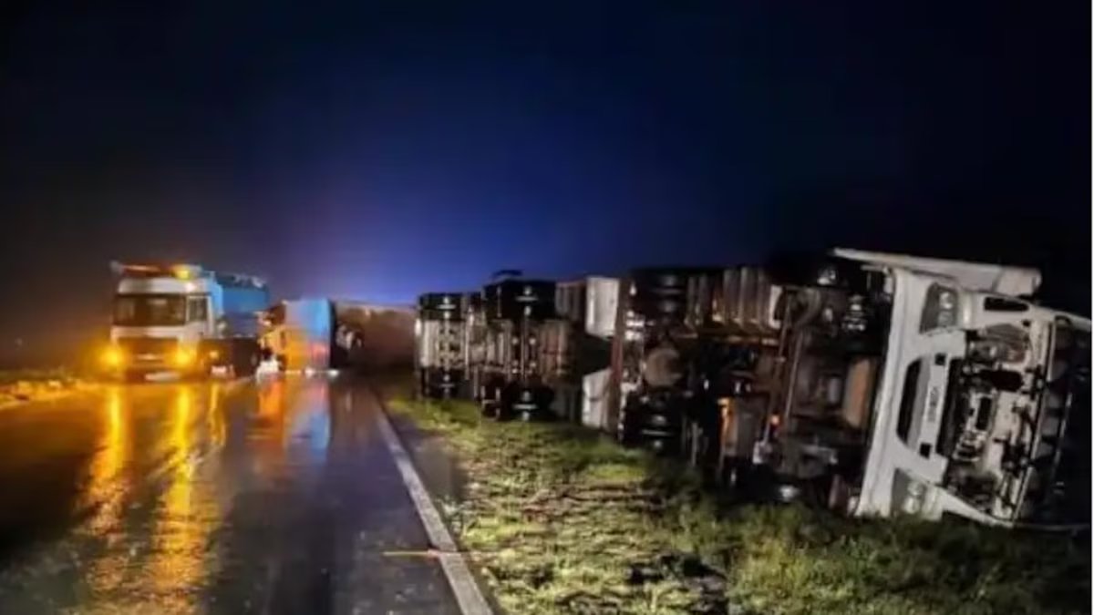 Caminhões capotados, danos e auto-evacuação, forte tempestade com ventos de 130 quilômetros por hora.
