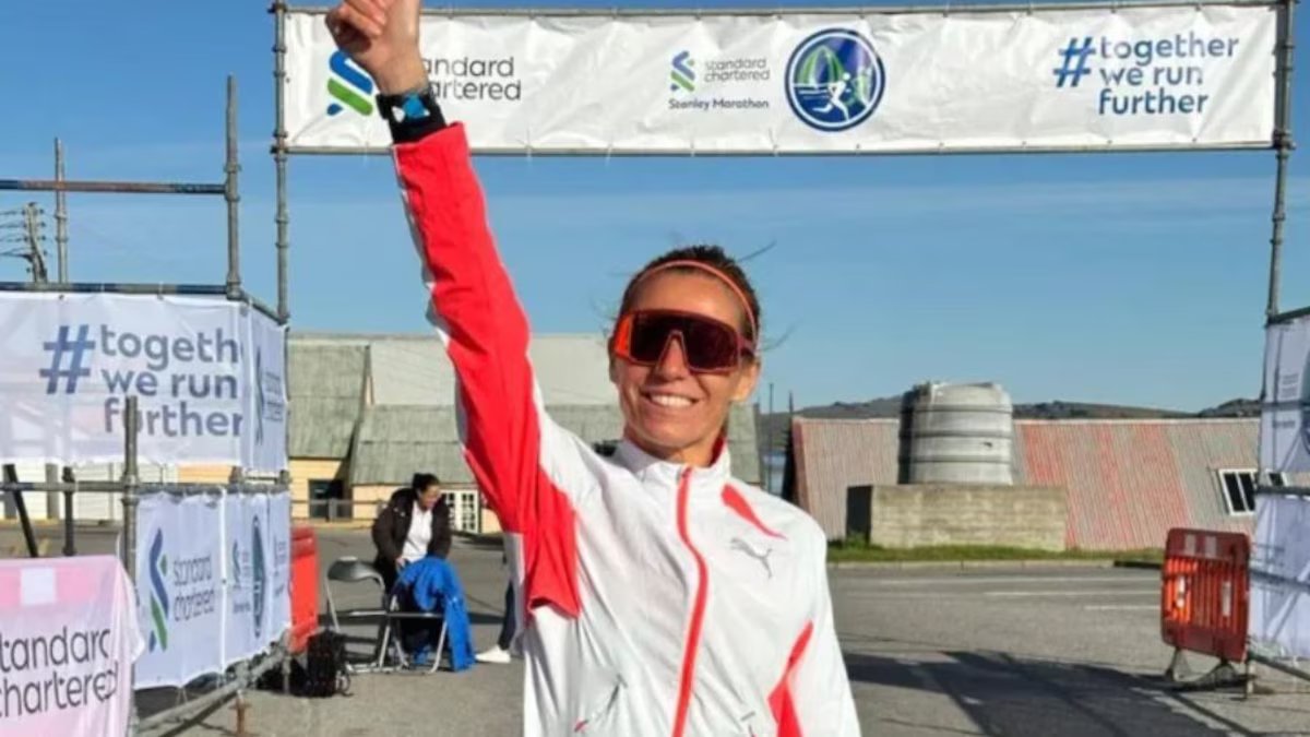 Candela Cerone, atleta argentina que venceu a Maratona das Malvinas e prestou homenagem às vítimas