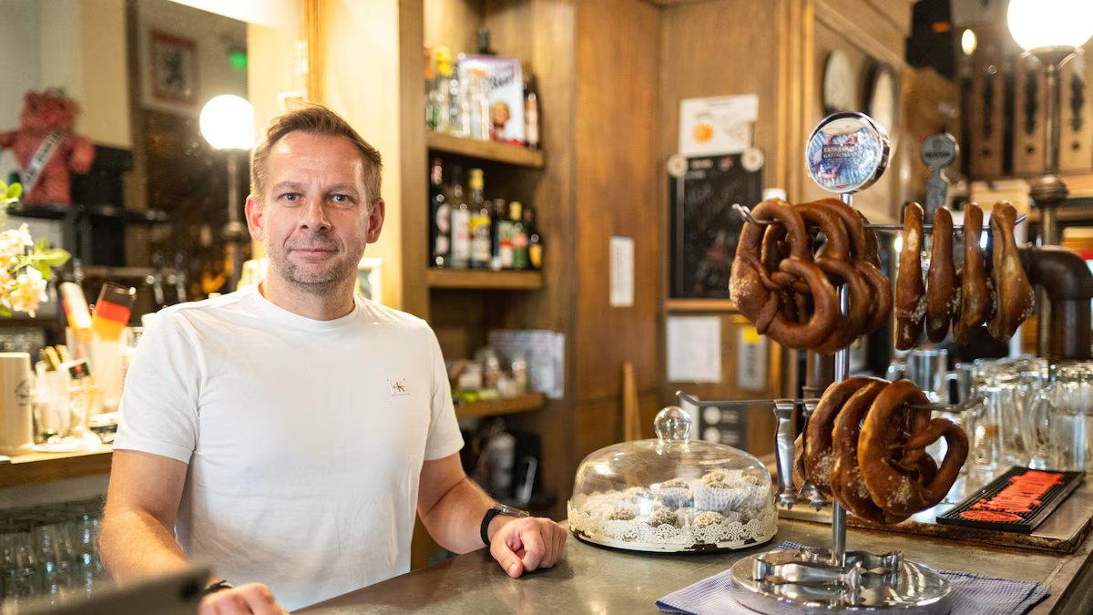 Chegou de Berlim e se apaixonou por Buenos Aires; Em seu restaurante oferece mais de 30 tipos de salsichas alemãs