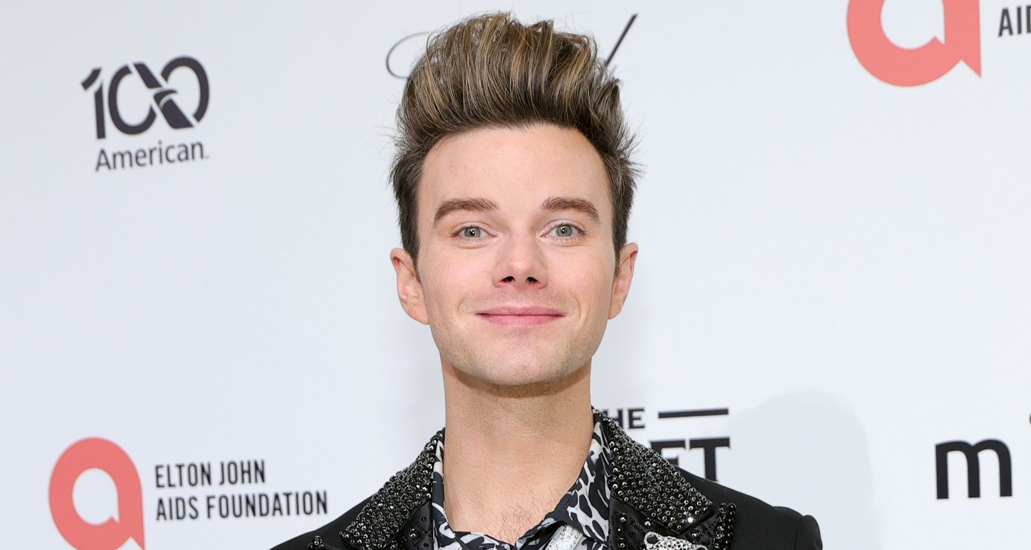 Chris Colfer brinca que poderia ser ‘cancelado’ por causa de um novo romance gay ‘obsceno’.