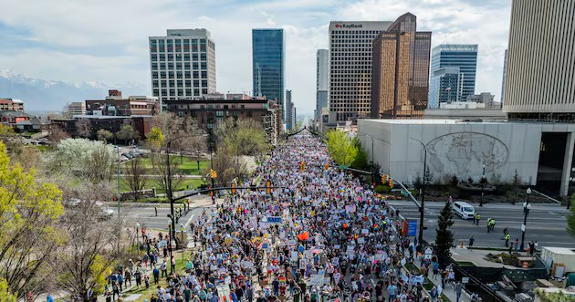 Com manifestantes ‘No Kings’ em Salt Lake City – Deseret News
