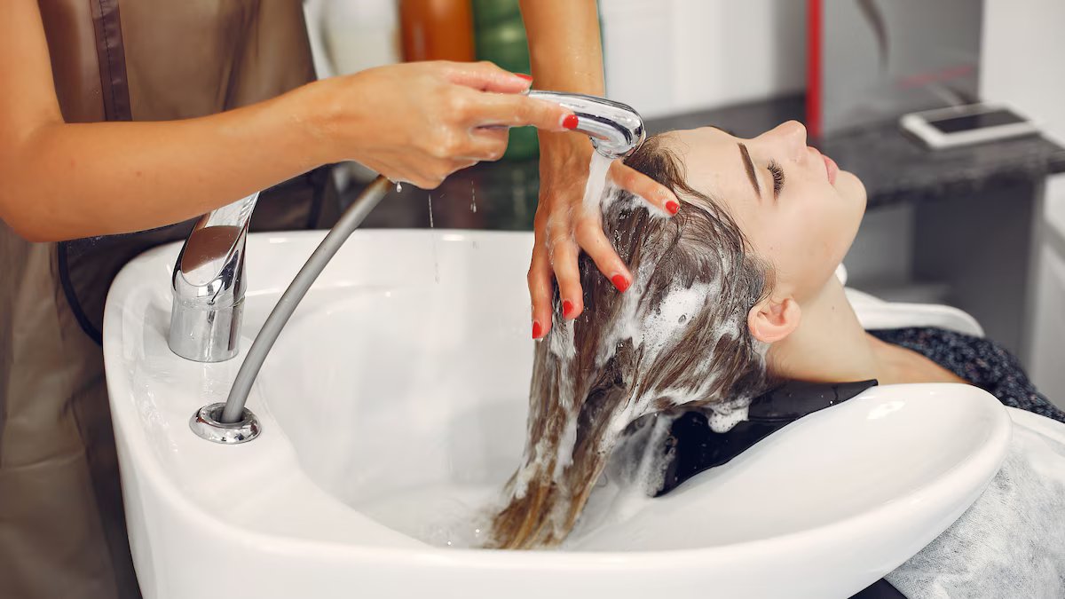 Como lavar o cabelo para que ele brilhe e fique limpo por mais tempo, segundo quem sabe melhor