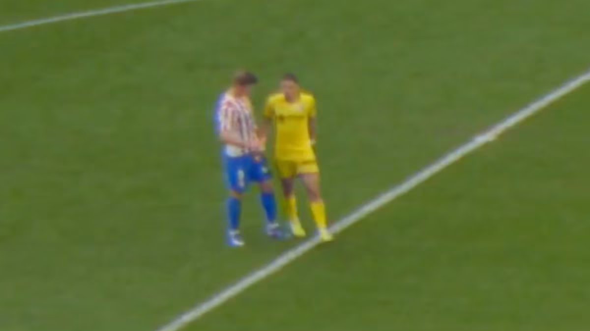 Ele beliscou o adversário nas partes íntimas, o VAR detectou e o árbitro expulsou.