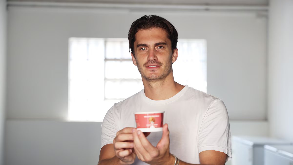 Ele é neto do fundador da Freddo e saiu da passarela de Milão para criar seu próprio negócio