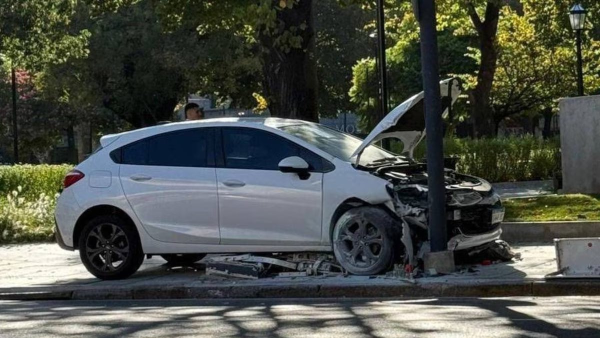 Ele perdeu o controle do carro, bateu em um poste elétrico e saiu da praça sem luz.