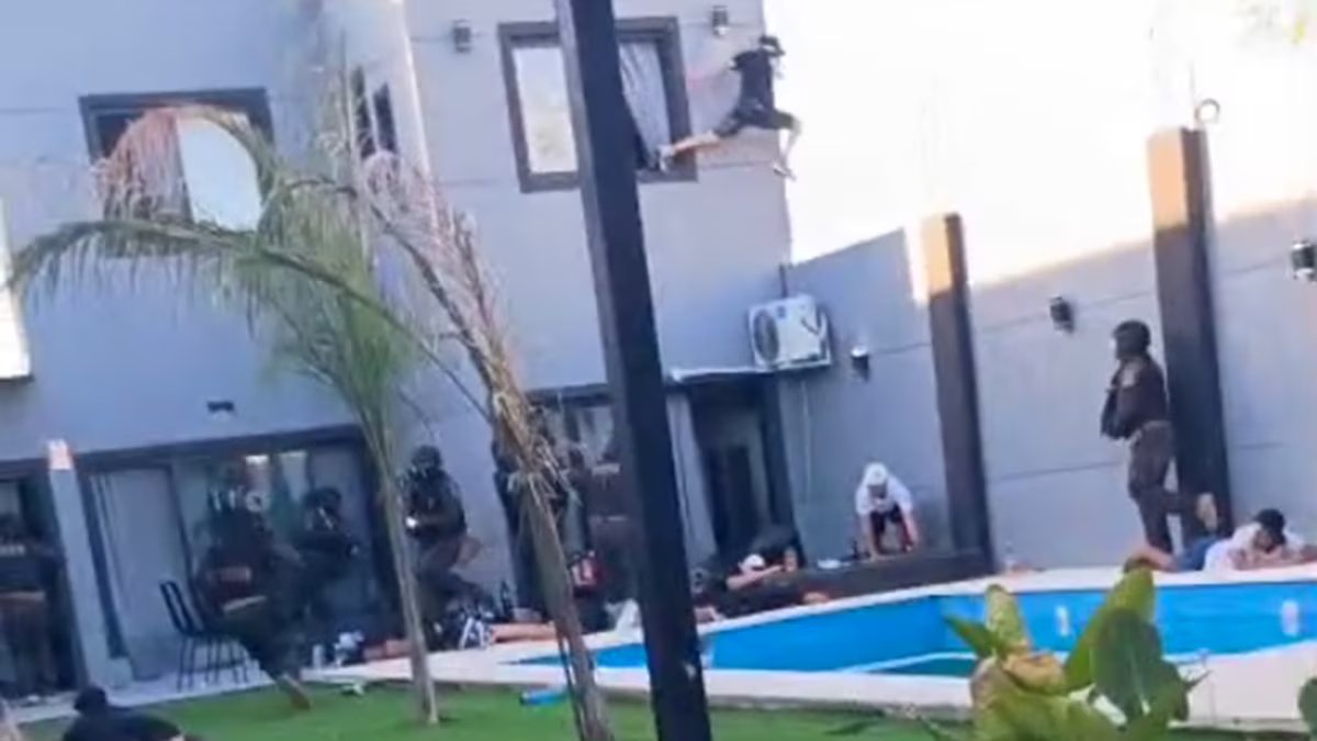 Ele pulou do primeiro andar e se matou com um tiro para fugir da polícia, mas acabou morrendo com o tiro
