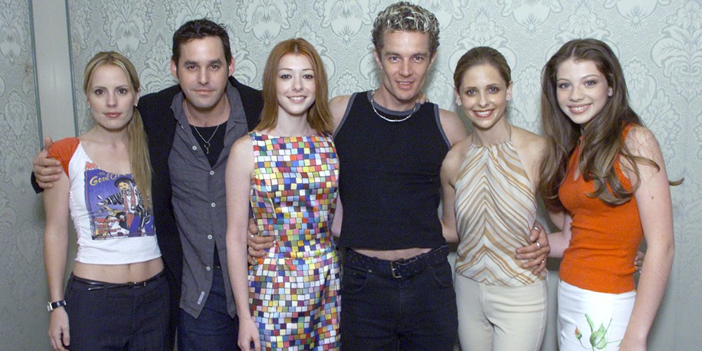 Elenco de ‘Buffy the Vampire Slayer’: Quem é a estrela mais rica hoje? | Alexis Denisof, Alyson Hannigan, Amber Benson, Anthony Head, Buffy the Vampire Slayer, Charisma Carpenter, Danny Strong, David Boreanaz, EG, Eliza Dushku, Emma Caulfield, Emma Caulfield Ford, Evergreen, James Charles Leary, James Marsters, Juliet Landau, Kristine Suleland, Nettherland Tracht, Kristine Suley, Nicholas Brendon, Sarah Michelle Gellar, Seth Green, Televisão, Tom Lenk | Notícias e fofocas sobre celebridades | Entretenimento, fotos e vídeos