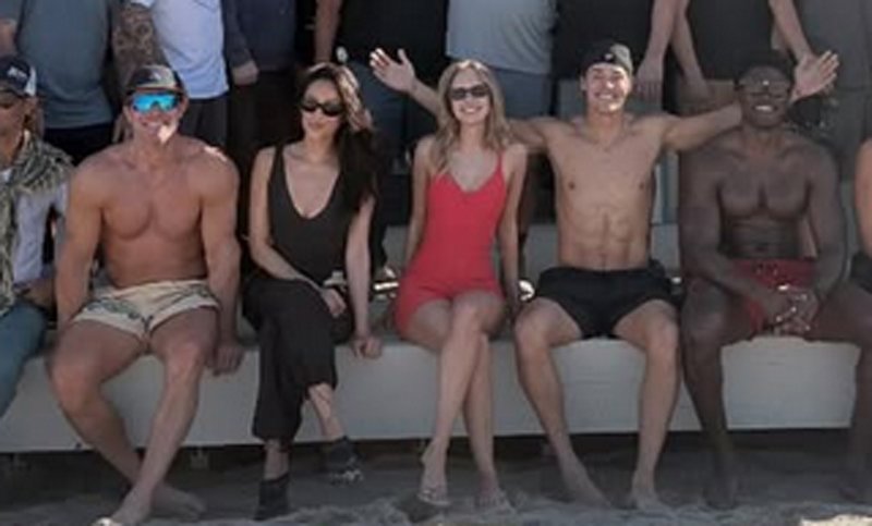 Elenco de reinicialização de ‘Baywatch’ chega à praia para foto de grupo antes do início das filmagens na segunda-feira | baywatch , raposa , jessica belkin , noah beck , shay mitchell , sem camisa , stephen amell , tv , Thaddeus LaGrone | Notícias e fofocas sobre celebridades | Entretenimento, fotos e vídeos