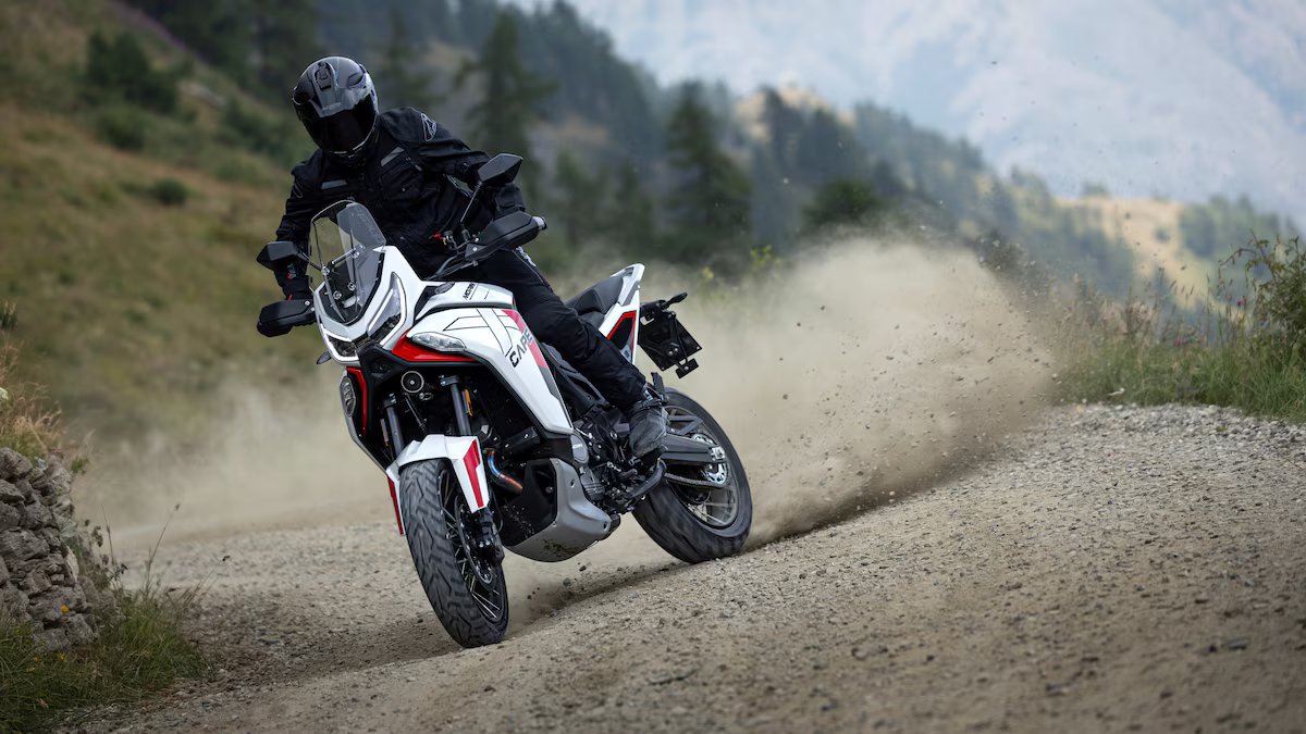 Eles lançam uma motocicleta ideal para viagens longas