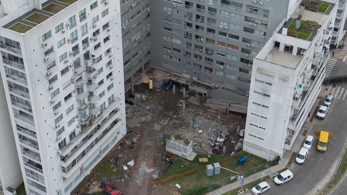 Eles ordenaram outra evacuação da Torre A três semanas após o colapso devido a rachaduras e lajes levantadas