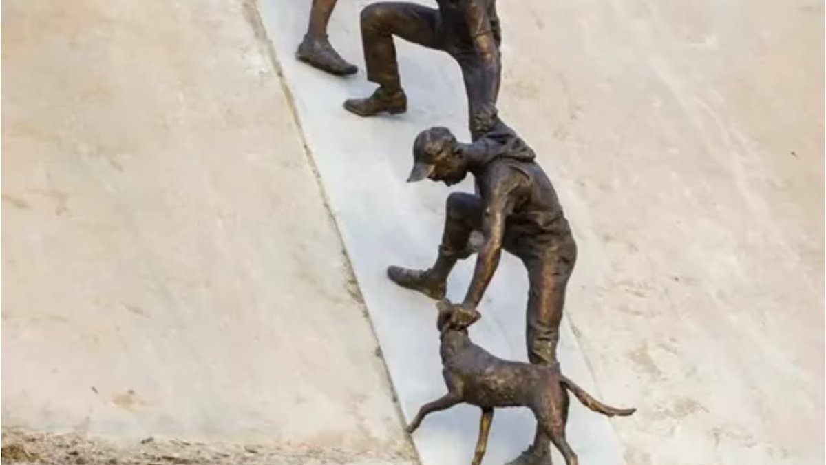 Eles salvaram um cachorro que estava prestes a morrer em um riacho e receberam uma homenagem inesperada