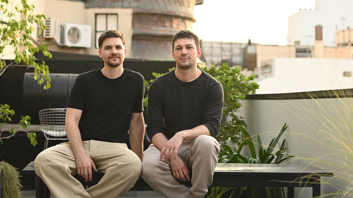 Eles são argentinos e passaram da lavagem de roupas no centro da cidade à construção de um hotel de luxo em forma de cobra na Patagônia.