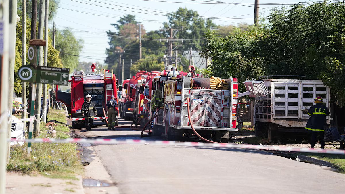 Em Mariano Acosta, uma explosão fez voar garrafas, casas foram queimadas e quatro ficaram feridos