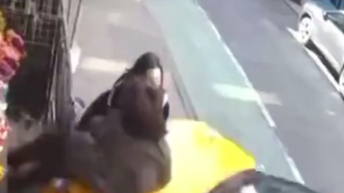 Em Nova York, um táxi atropelou duas mulheres e uma caiu no porão de um armazém