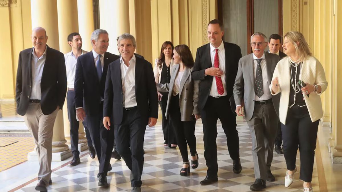 Enquanto a testemunha complicava as coisas no Comodoro P, Adorni ganhava apoio dentro e fora do governo.