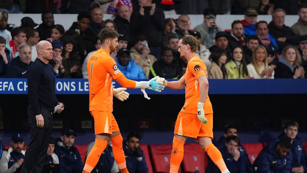 Erros grosseiros do goleiro do “Tottenham”. três gols em 15 minutos e expulso contra o Atlético.