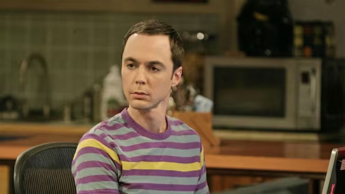 Esta é a aparência de Jim Parsons, o inesquecível Sheldon Cooper de The Big Bang Theory, aos 53 anos.