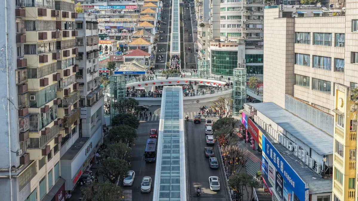 Esta é a escada rolante mais longa e mais alta do mundo. tem nove blocos