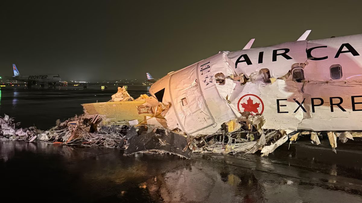 Foi assim que a Air Canada Express colidiu com um caminhão de bombeiros no aeroporto LaGuardia, em Nova York.