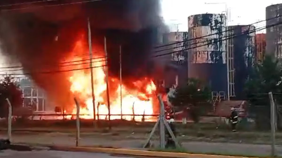 Grande incêndio numa refinaria no Parque Industrial do Pilar