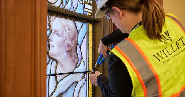 Guindaste da torre sul abaixado, vidro artístico levantado – Deseret News